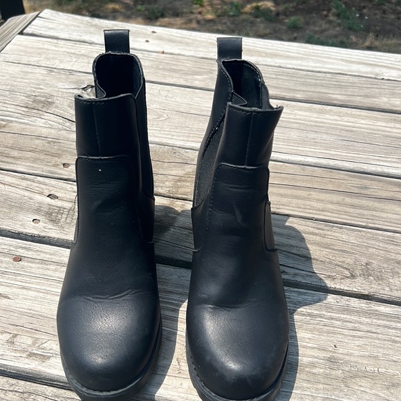 Universal Thread - Picture 5 of 8